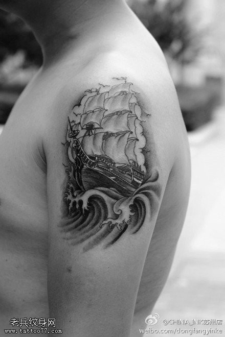 手臂黑灰帆船纹身图案