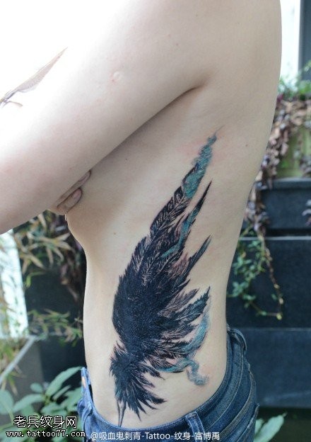 纹身提供一款侧腰翅膀纹身图片
