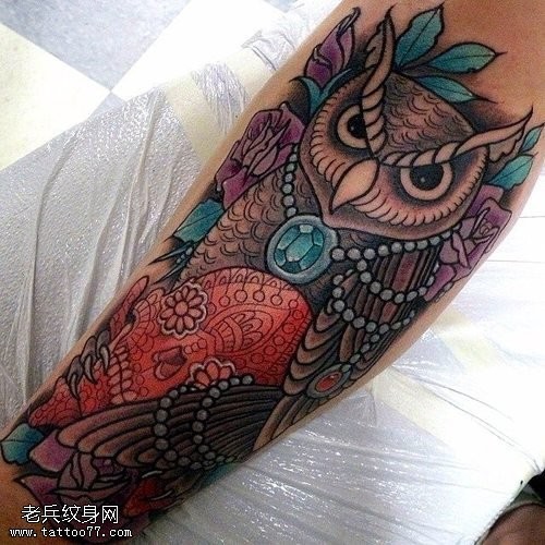 手臂上一款彩色猫头鹰纹身图案