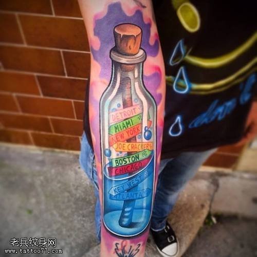 一款手臂彩色漂流瓶纹身图案