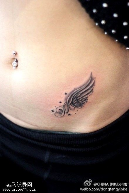 女性腹部翅膀纹身图案