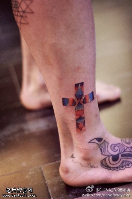 脚踝彩色个性十字架纹身图案