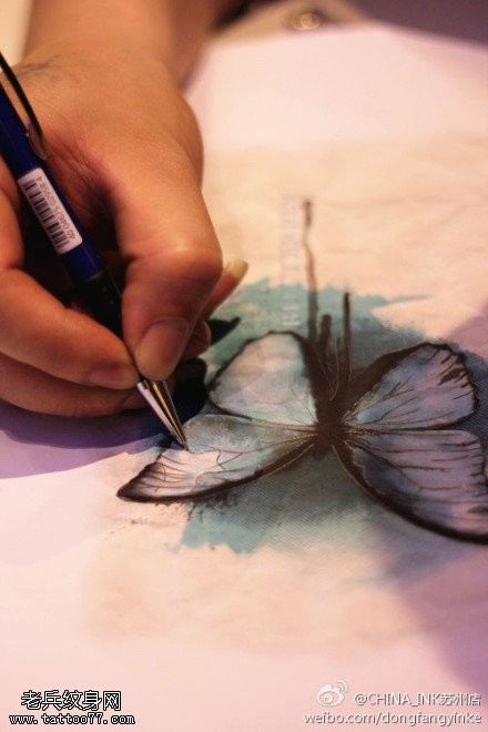 一款泼墨蝴蝶纹身图片