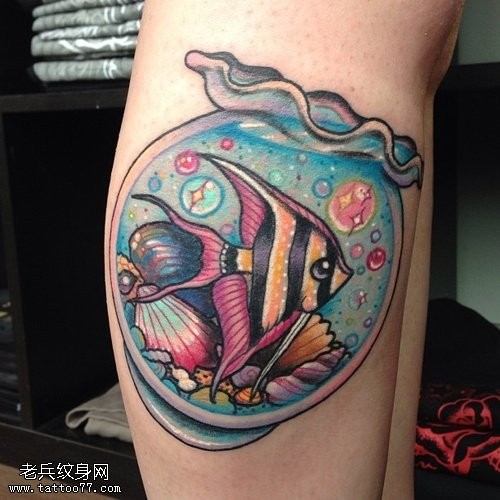 腿部彩色鱼缸纹身图案