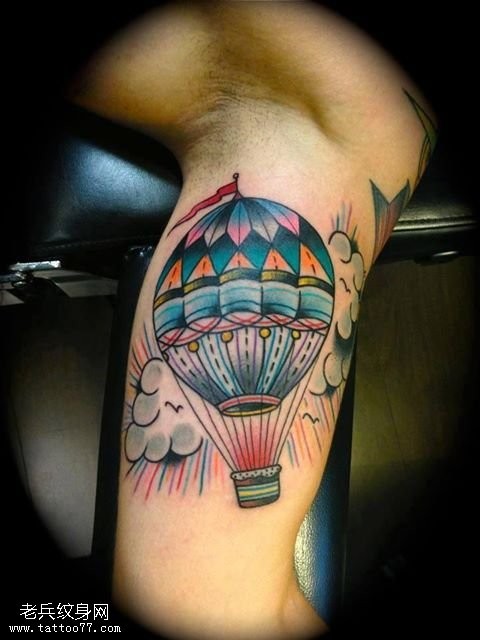 小腿上一款浪漫的热气球纹身图案