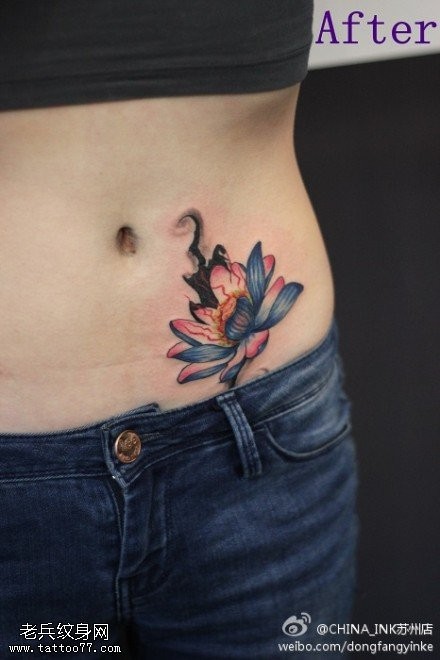一款女性腹部彩色莲花纹身图案