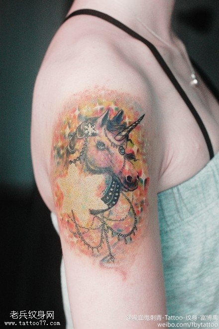 女性手臂彩色独角兽纹身图案