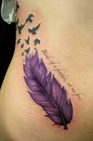 紫色的羽毛和英文纹身