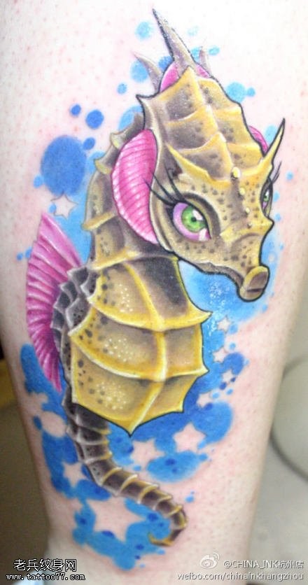 一款腿部彩色海马纹身图案