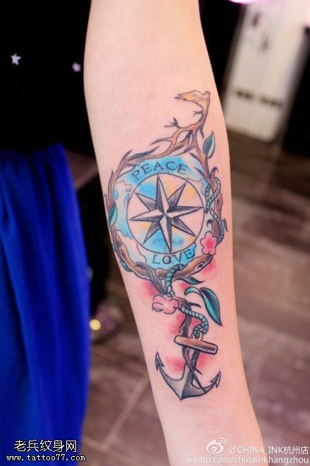 女性手臂彩色指南针船锚纹身图案