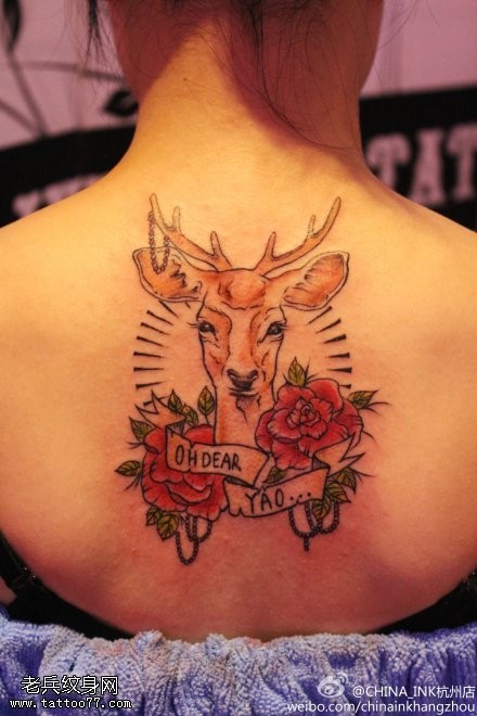 女性背部彩色羚羊玫瑰纹身图案