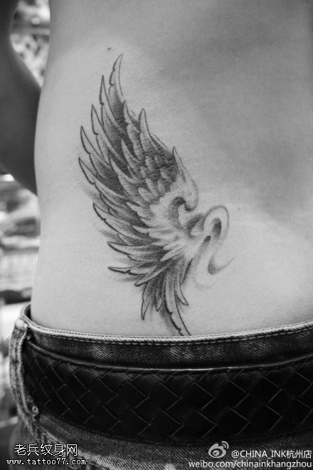 一款腰部翅膀纹身图案