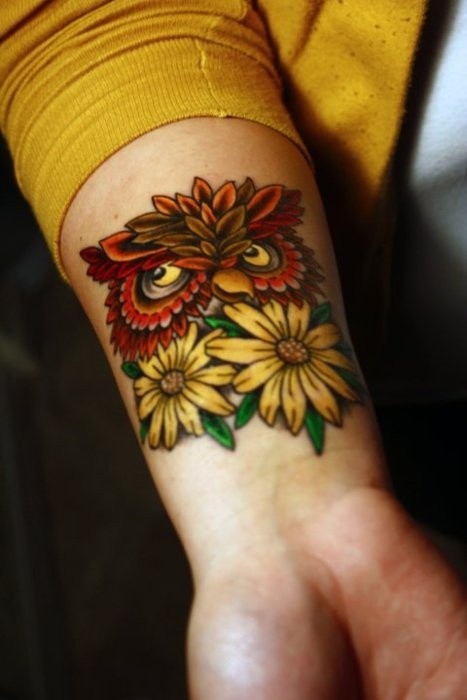 手腕处漂亮的猫头鹰花朵纹身