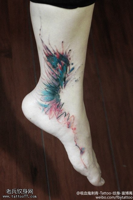 脚踝彩色孔雀羽毛纹身图案