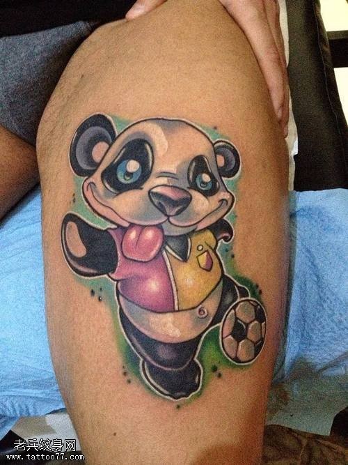一款腿部彩色熊猫纹身图案