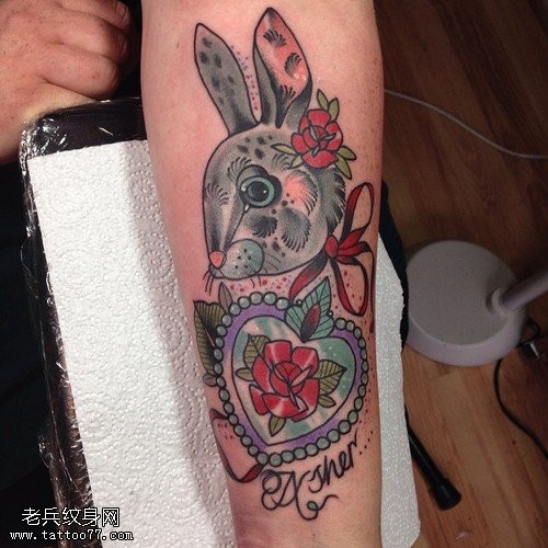 腿部彩色兔子桃心玫瑰花纹身图案