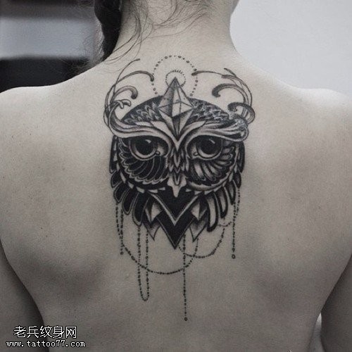 女性背部猫头鹰纹身图案