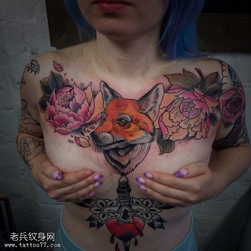 一款女性胸口狐狸牡丹纹身图案