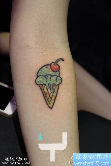 一款手臂冰淇淋纹身图案