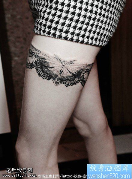 女性腿部蕾丝蝴蝶纹身图案