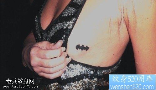 小清新胸部蝙蝠纹身图案