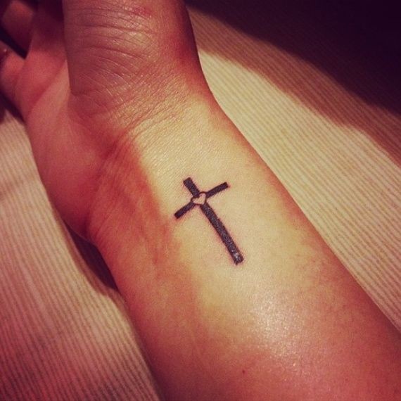 手腕小小的十字架纹身