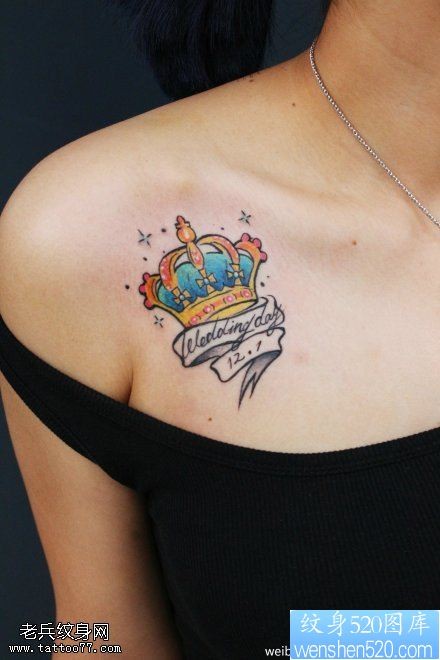 女性胸部彩色皇冠字母纹身图案