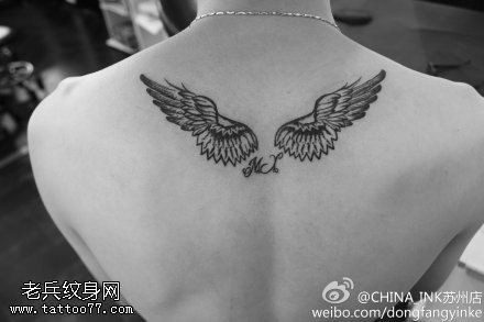 背部小巧的天使翅膀纹身图案