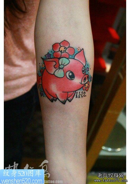 女生手臂可爱经典的小猪纹身图案