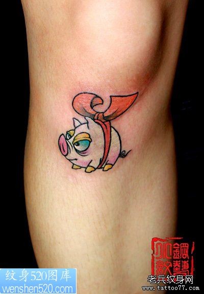 腿部可爱的小猪纹身图案