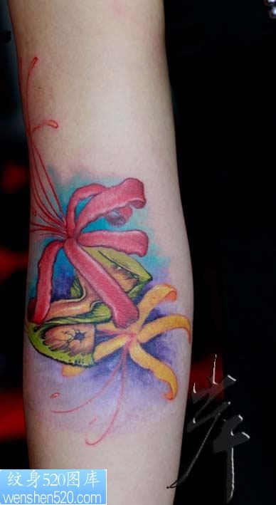 一款手臂上的彩色曼陀罗花纹身图案