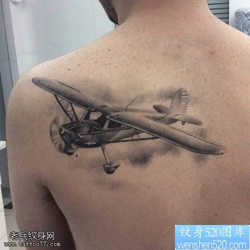 男士背部准备起飞的飞机纹身图案