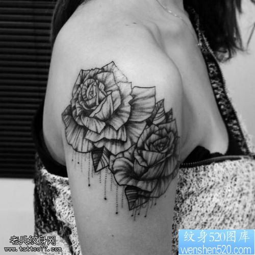 一款女性手臂玫瑰花纹身图案