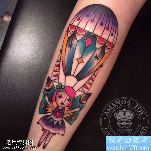 手臂彩色蝴蝶热气球纹身图案
