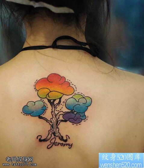 女性背部彩色树纹身图案