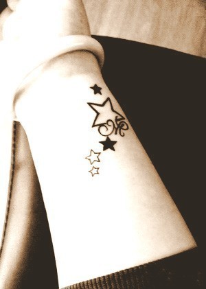 女性手臂唯美的星星刺青