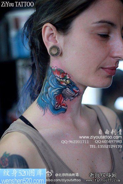 女生脖子处潮流精美的虎头纹身图案