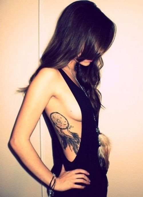 女性肋部漂亮的扑梦网纹身