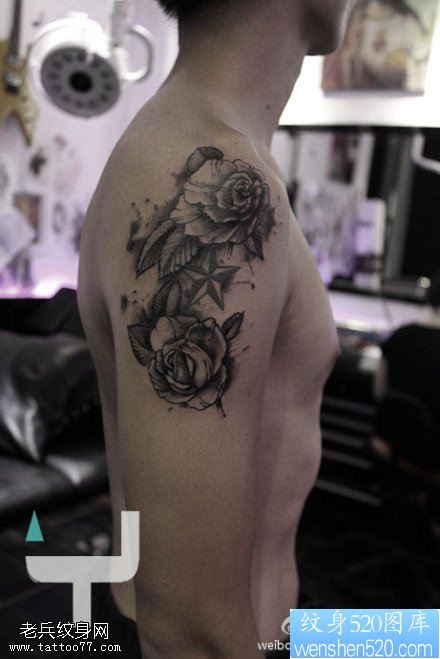一款手臂黑灰玫瑰花纹身图案