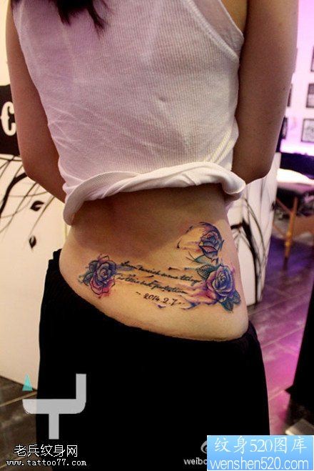 女性腰部彩色玫瑰花纹身图案