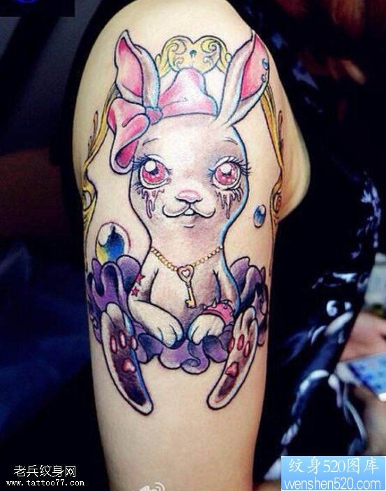 手臂彩色卡通兔子纹身图案
