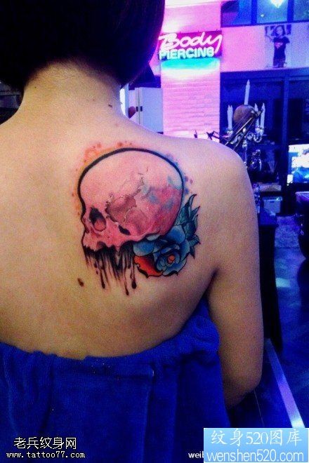 女性背部骷髅玫瑰花纹身图案