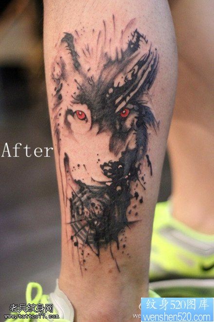 一款腿部泼墨狼纹身图案