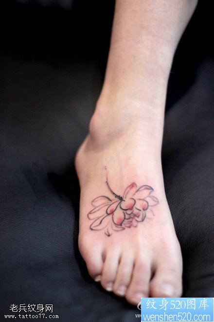 一款女性脚背水墨莲花纹身图案