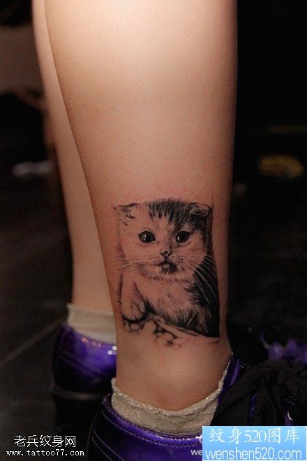 女孩腿部一款非常逼真的小猫头像纹身