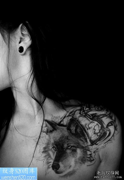 一款美女锁骨狼头纹身图案