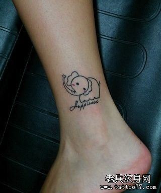 女生脚踝处可爱的小象纹身图案