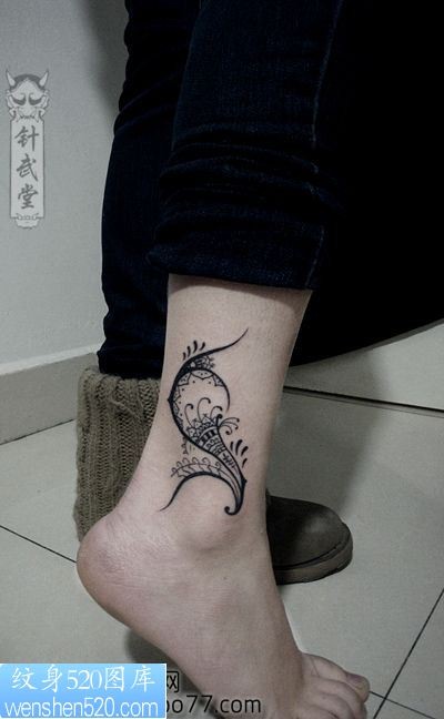 一款女孩子脚踝处好看的图腾纹身图案