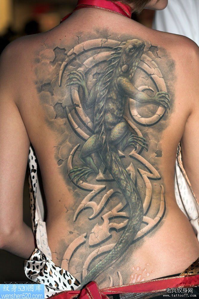 美女后背上一款立体蜥蜴纹身图案