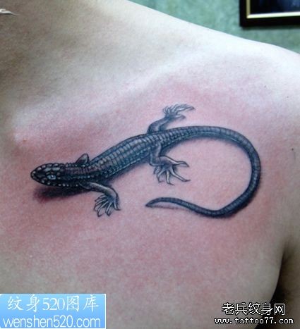 胸部一款黑白蜥蜴纹身图案